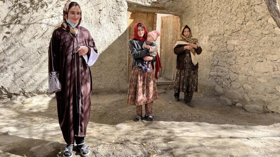 Des femmes et enfants afghans reçoivent une aide humanitaire dans les zones rurales du pays.